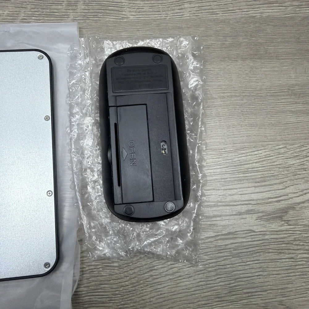 Ultrathin Wireless Bluetooth Keyboard for IOS, Android,‎ Windows W/ Mouse USB's
